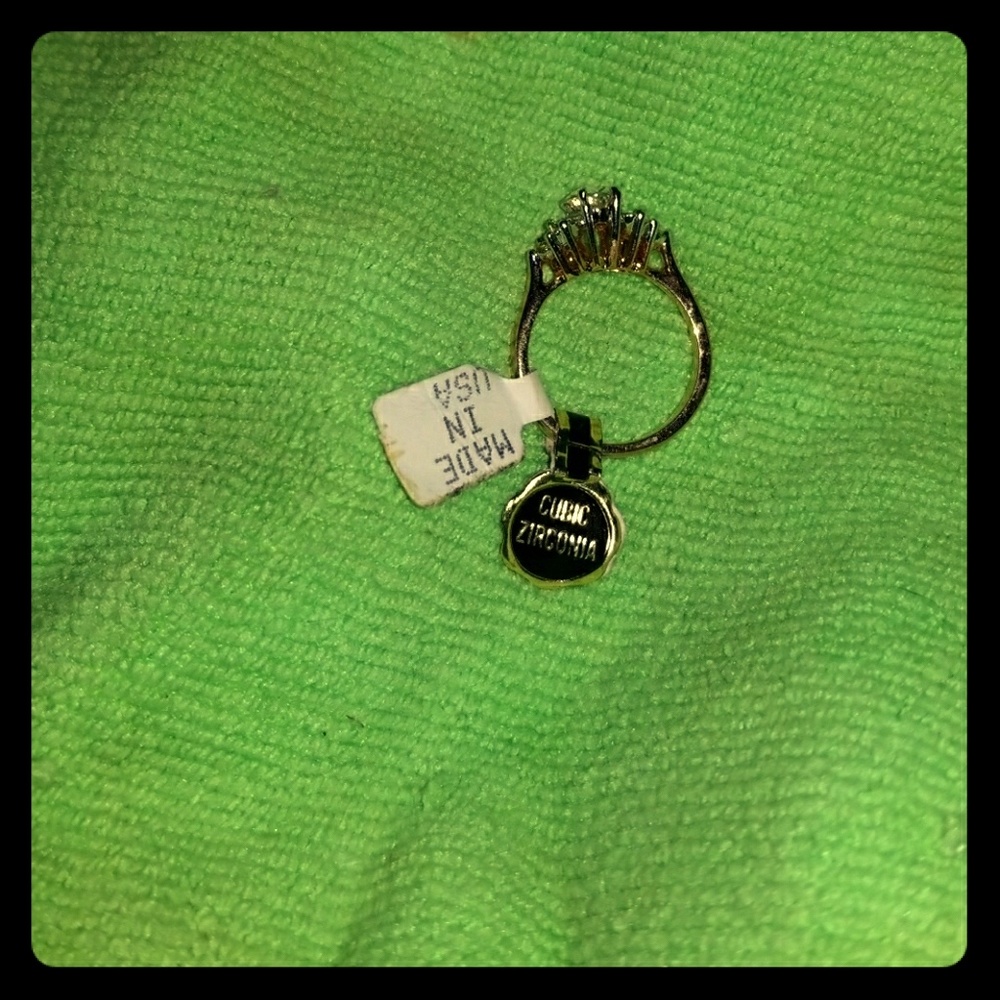 18k gold CZ Ring SZ 7